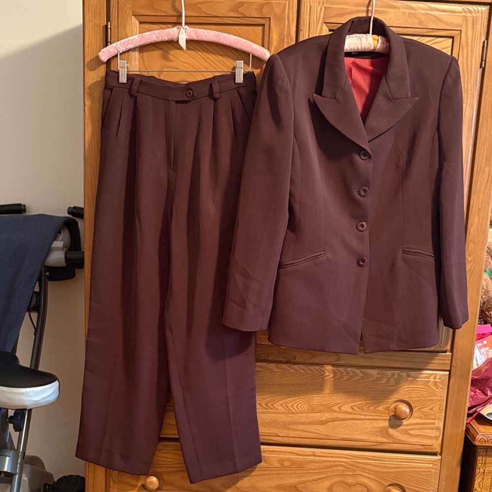Mystery New York Elegant Burgundy Suit Set